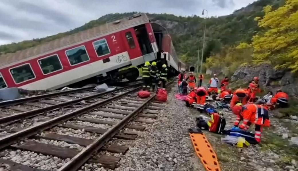 Horror sobre los Rieles: Pánico Emocional en Eslovaquia Trás una Devastadora Colisión de Trenes que Deja Decenas de Heridos