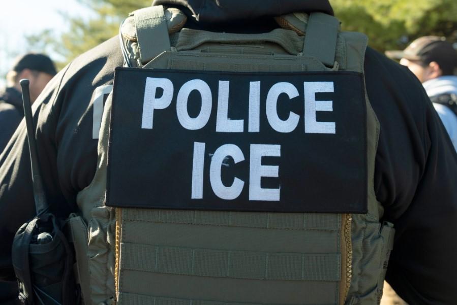 Operación ICE: Más de 100 Conductores de Camión Indocumentados Arrestados en California Tras una Serie de Choques Mortales